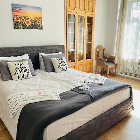 Spacious 2 Bedrooms In The Center Of Ereván Exterior foto